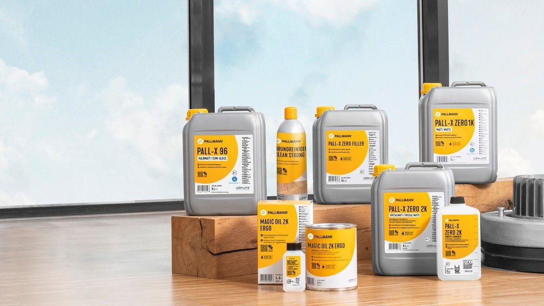 Produktübersicht der Marke PALLMANN. Produkte sind auf Parkettboden nebeneinander angeordnet.