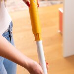 Nahaufnahme der Spray Mop Stange. Diese wird mit dem abnehmbaren Griff zusammengesteckt.