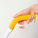 Nahaufnahme des Pallmann Spraymop Handgriffs. Eine Hand hält den Sprühwischer, während zwei ihrer Finger den Hebel für die Sprühfunktion betätigen.
