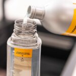 In den Fülltank des Pallmann Spraymops wird das Parkettreiniger Konzentrat bis zur angegebenen Markierung aufgefüllt.