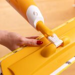 Nahaufnahme des Pallmann Spraymop Pads. Es wird von einer Person an der unteren Seite des Bodenwischers montiert.