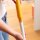 Nahaufnahme der Spray Mop Stange. Diese wird mit dem abnehmbaren Griff zusammengesteckt.