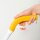 Nahaufnahme des Pallmann Spraymop Handgriffs. Eine Hand hält den Sprühwischer, während zwei ihrer Finger den Hebel für die Sprühfunktion betätigen.